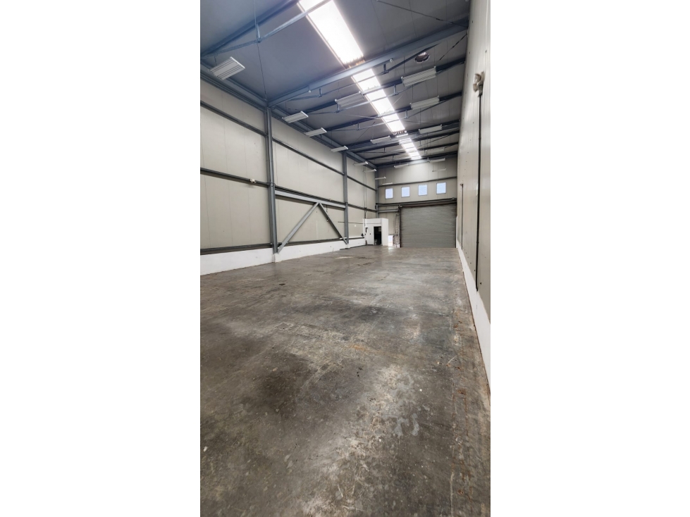 SE ALQUILA BODEGA 255MT2 >>VIA PRINCIPAL