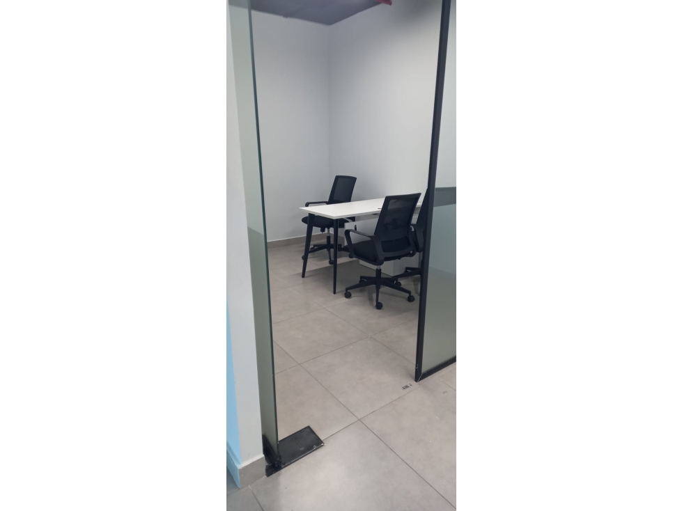 SE ALQUILA OFICINA AMOBLADA EN CALLE 50 — foto 2