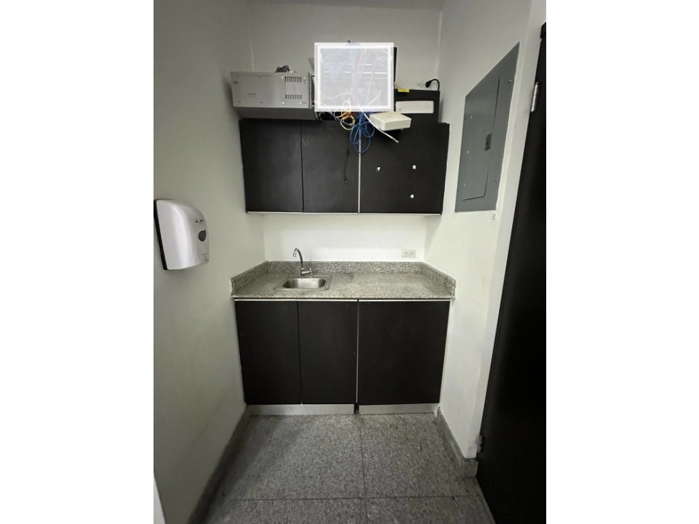 SE ALQUILA OFICINA REMODELADA EN CALLE 50 — foto 6