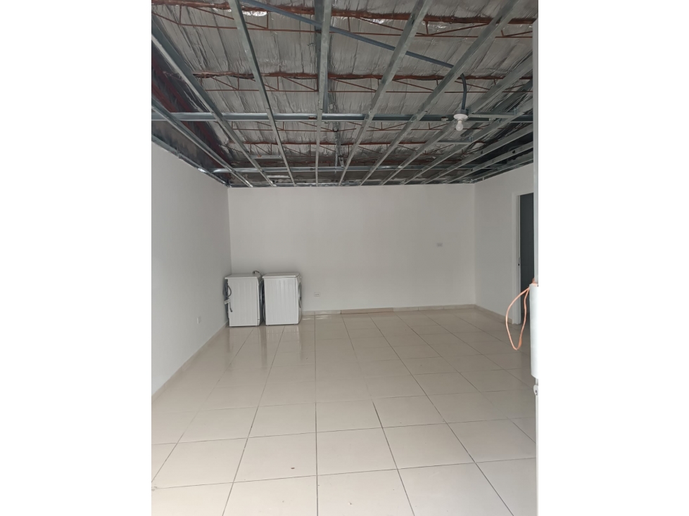 En alquiler local comercial de 42 m2 en el Carmen - Bella Vista. — foto 2