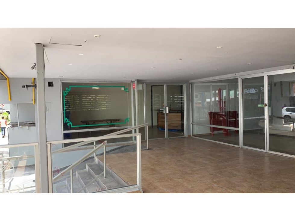 Se alquilan 3 locales comerciales en la misma plaza $1350 - 2