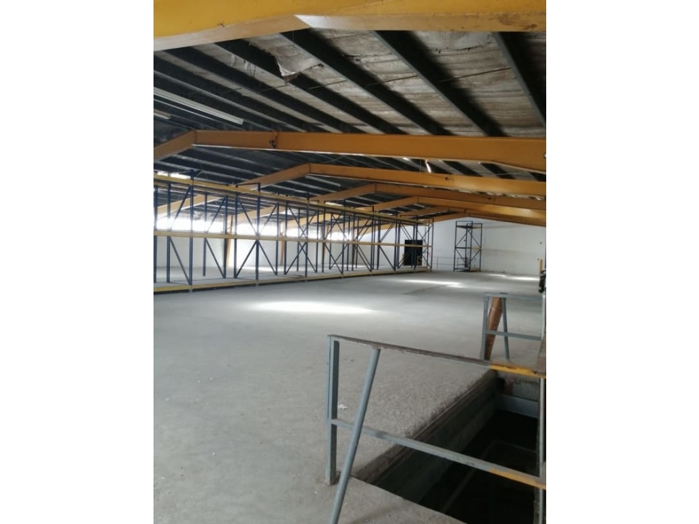 SE VENDE MAGNIFICA GALERA 2.700 Mts OFICINAS $2.400.000.00