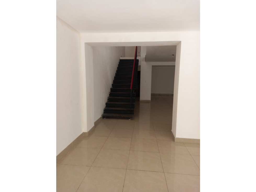 Se Alquilan 2 Locales con Mezanine 210 y 173 Mts $2.500.oo c/u - 6