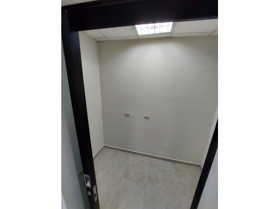 Se Alquila local comercial de 296mt2 en Plaza Mirage $4900 - 4