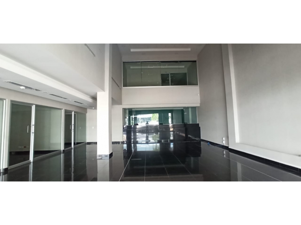 Se Alquilan dos Amplios Locales en Bethania cerca del Dorado Mall. — foto 3
