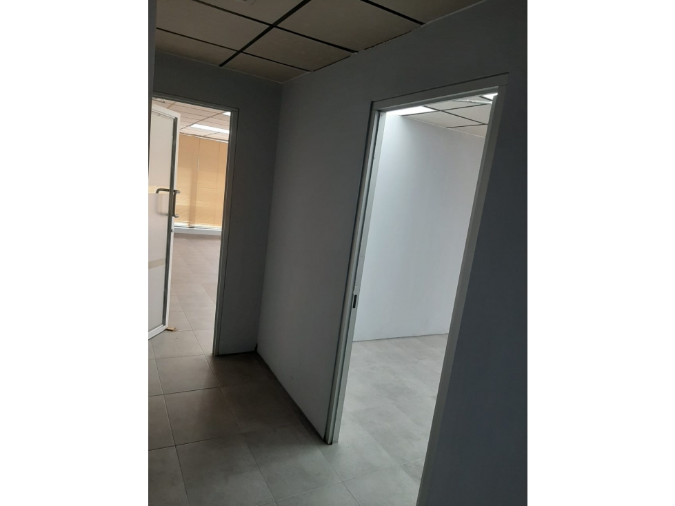 SE ALQUILA OFICINA EN BELLA VISTA ZONA BANCARIA - I.G. — foto 5