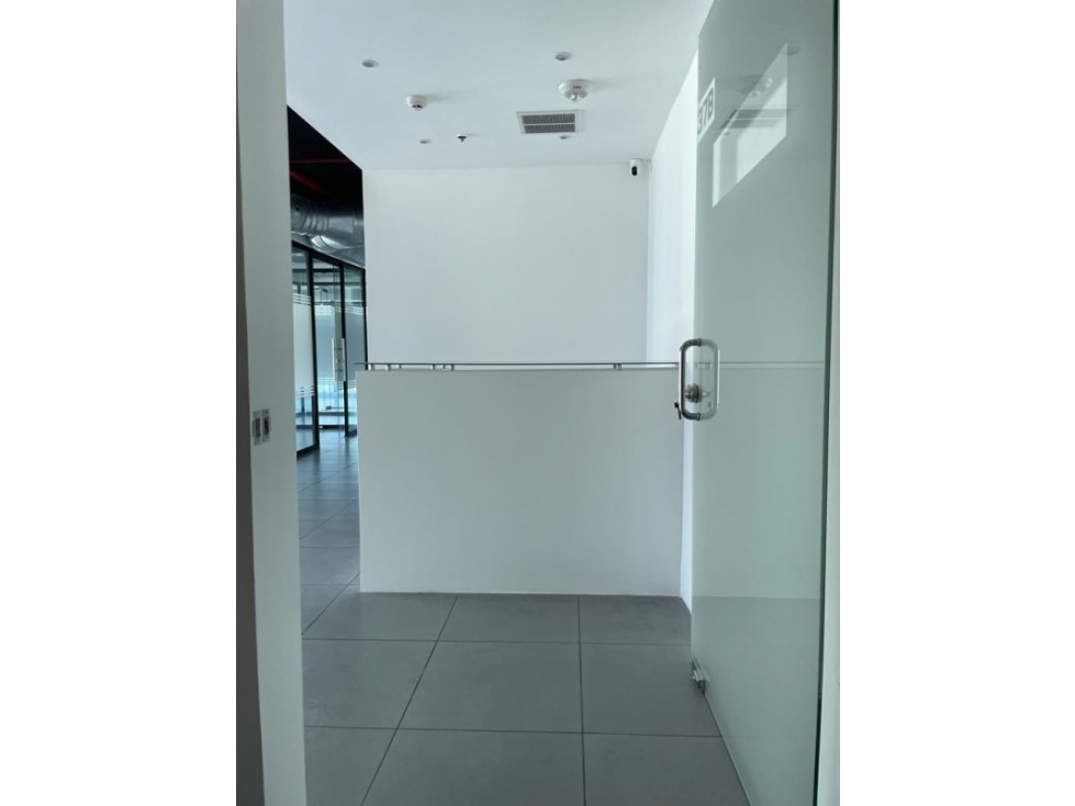 SE VENDE OFICINA REMODELADA EN PUNTA PACIFICA 160 MTS — foto 6