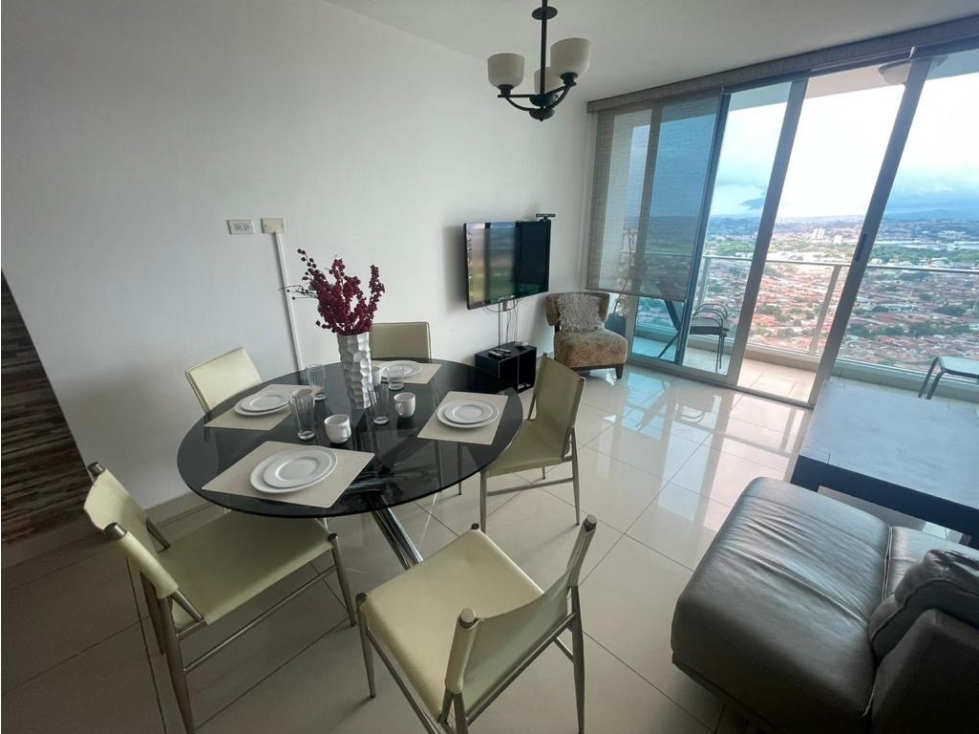 SE ALQUILA HERMOSO APARTAMENTO AMOBLADO EN TOP TOWERS