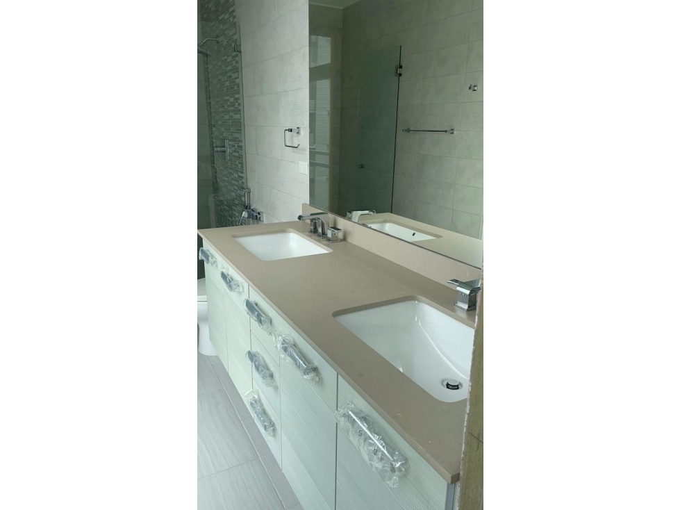 SE ALQUILA HERMOSO APARTAMENTO NUEVO EN THE TOWERS CALLE 50 !!!!! — foto 5