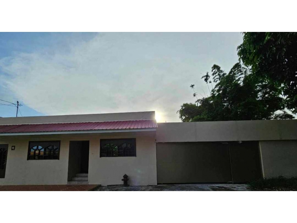 SE VENDE CASA DE LUJO 500m2 ALFRENTE DEL CENTRO COMERCIAL LOS PUEBLOS