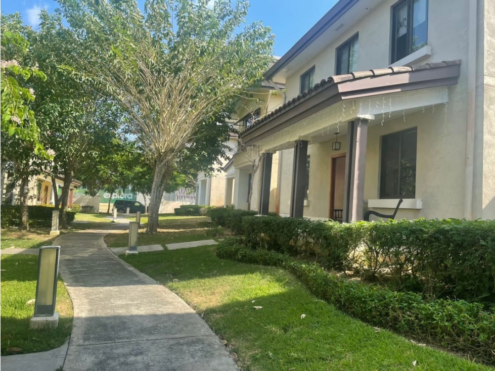 SE VENDE HERMOSA CASA EN RIVER VALLEY / HOWARD