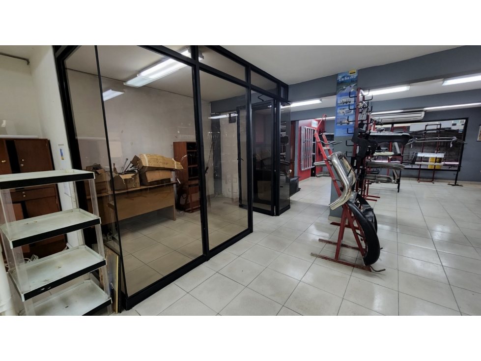 Estratégica Oficinas y Galera en Alquiler en Parque Lefevre 525 Mt2
