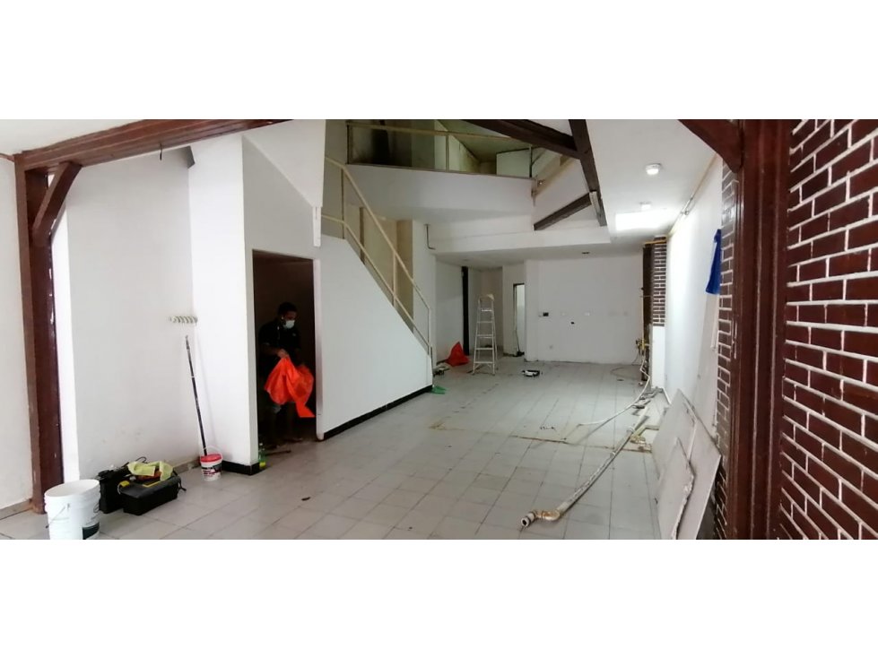 Se alquila local comercial en 12 de octubre 120m2 / mezzanine $2000 - 5