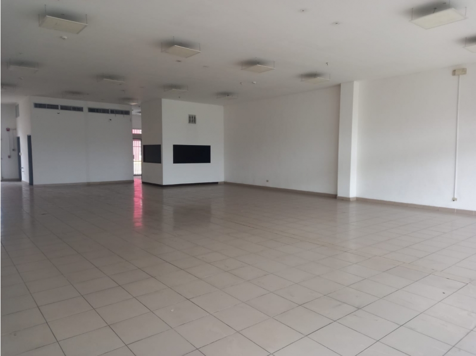 Se Alquila Local 200 Mts Mañanitas Av. Domingo Diaz. $3.400.oo - 4