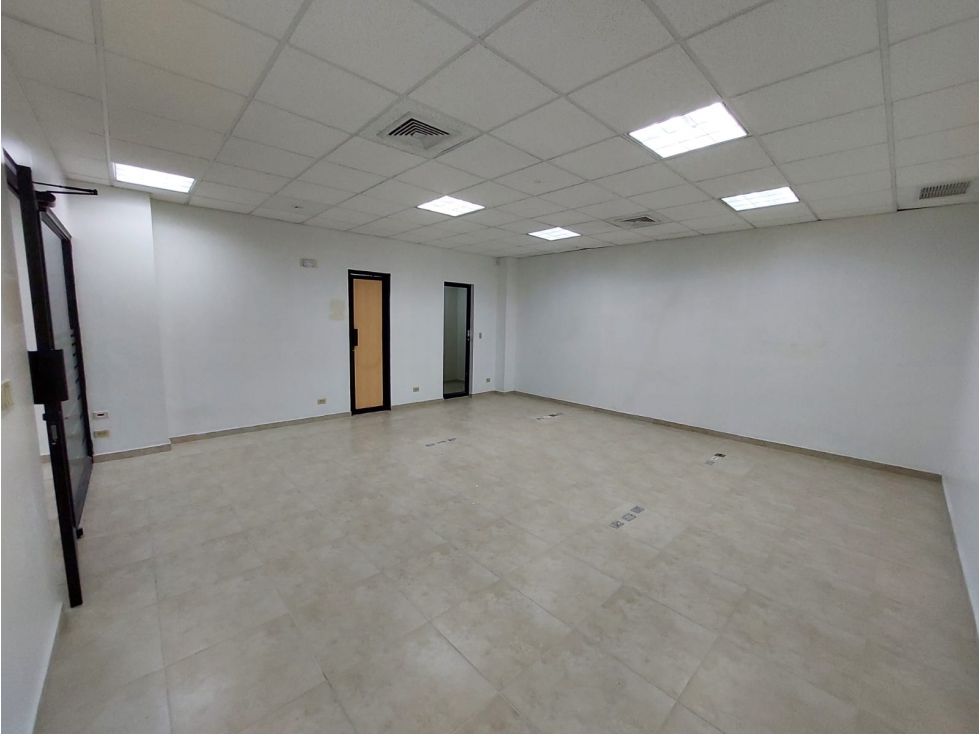 Se Alquila local comercial de 296mt2 en Plaza Mirage $4900 - 5