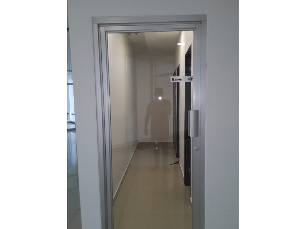 SE ALQUILA OFICINA REMODELADA EN AREA BANCARIA $1,800 — foto 5