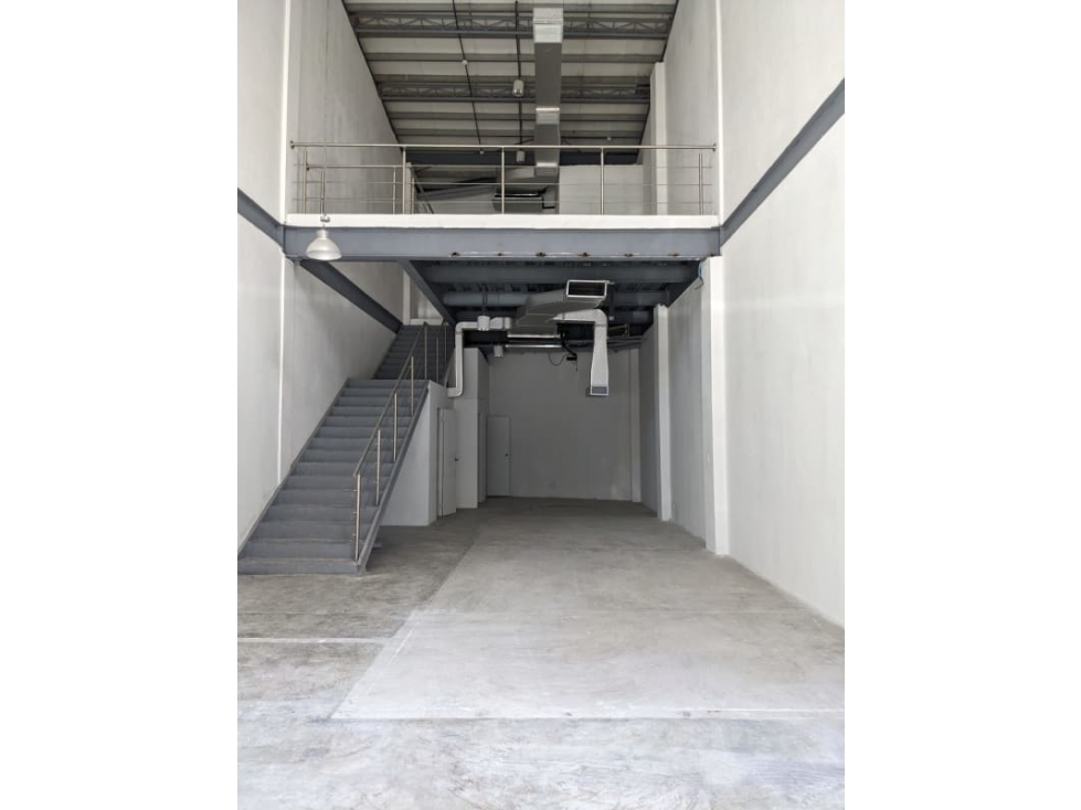 SE ALQUILA LOCAL EN OBARRIO >>VIA PRINCIPAL<<