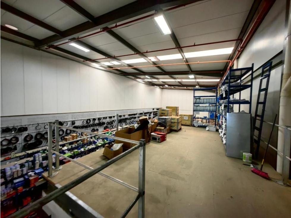 Amplia Bodega en Alquiler en Centro Industrial en Vía Tocumen 719 Mt2 - 4