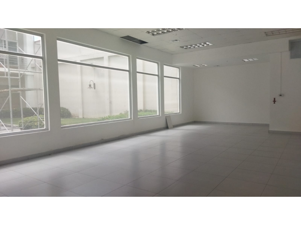 Se Alquila Local en Brisas Del Golf 435 Mtrs - 3