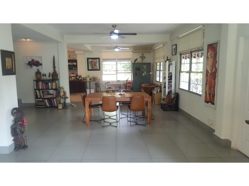 En venta casa de tres niveles en Clayton — foto 2