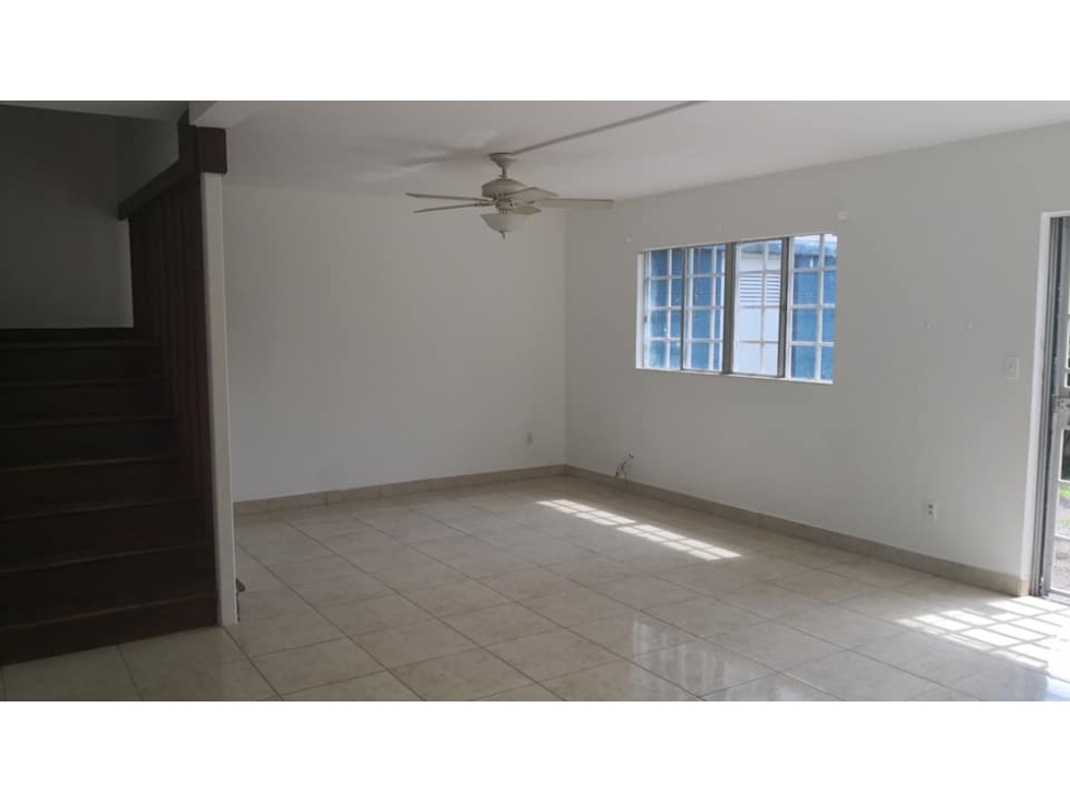 En venta casa de dos niveles en Villas de Howard, Pmá. Pacífico.