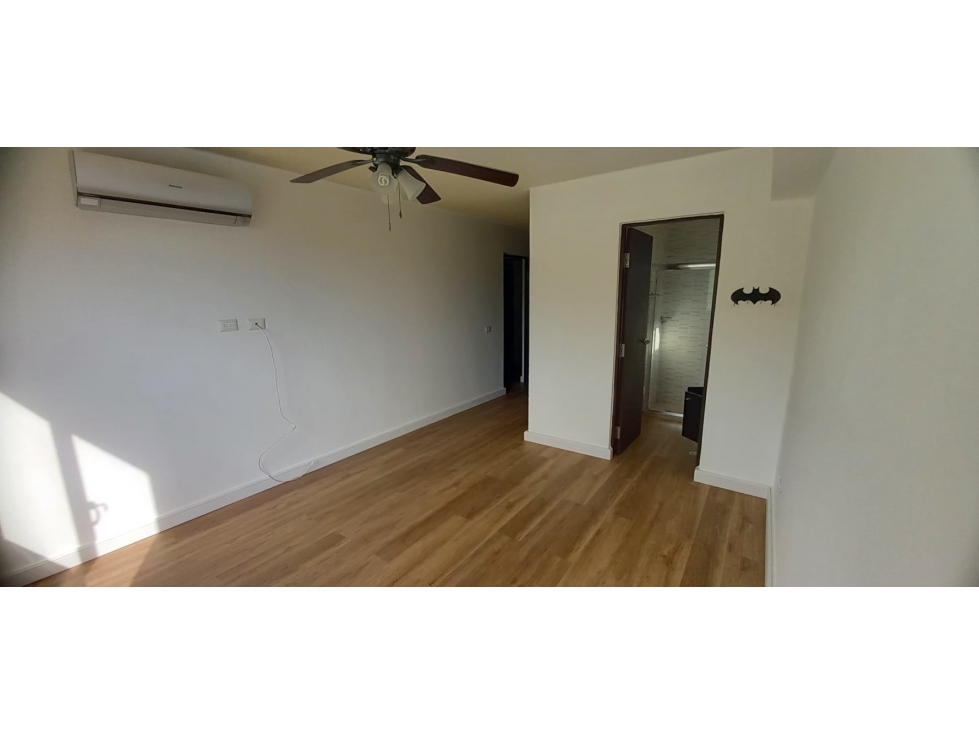 Se alquila apartamento en Altos de Condados del Rey $1200 L/B — foto 2