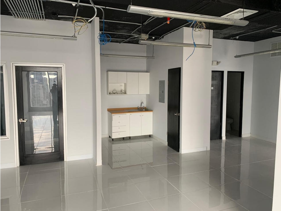 SE ALQUILA MODERNA OFICINA AV. BALBOA 225 MTS $2.800.00 — foto 6