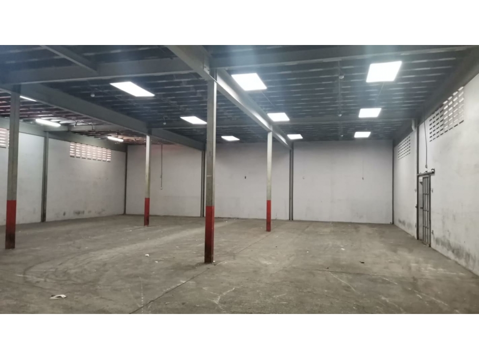 Se Vende Galera con Oficinas Parque Lefevre 800 Mts $1.300.000.00 - 3