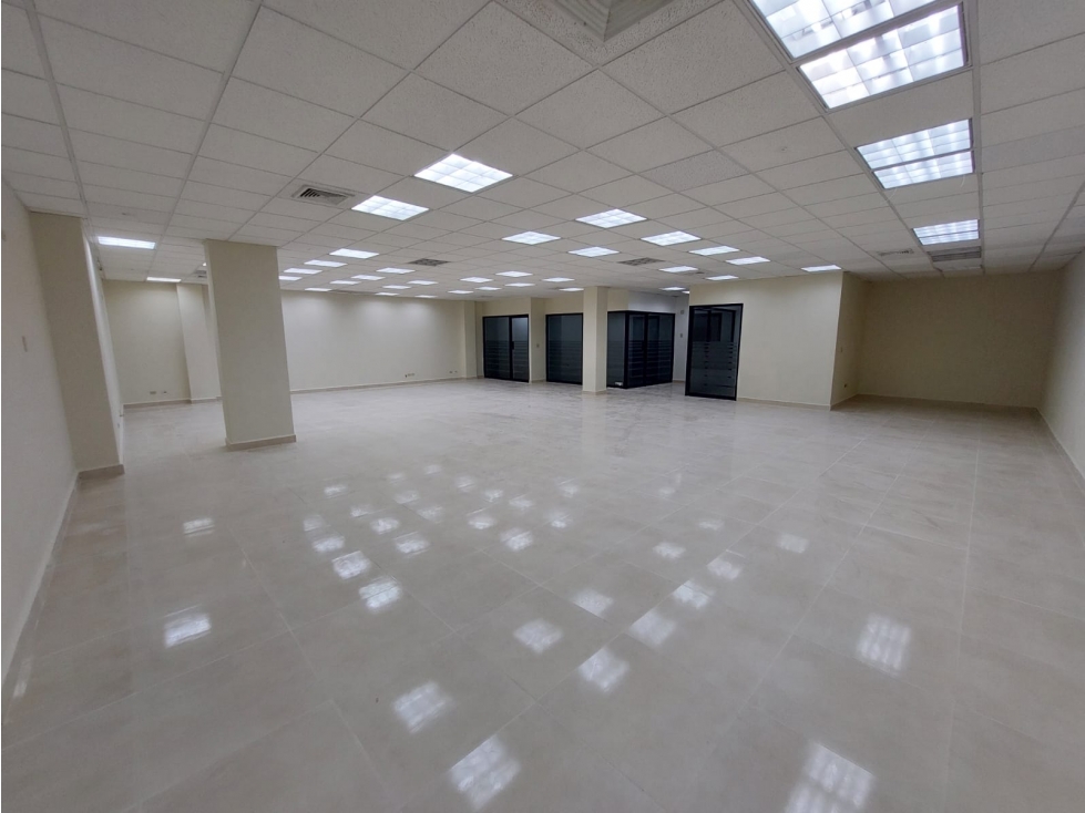 Se Alquila local comercial de 296mt2 en Plaza Mirage $4900 - 6