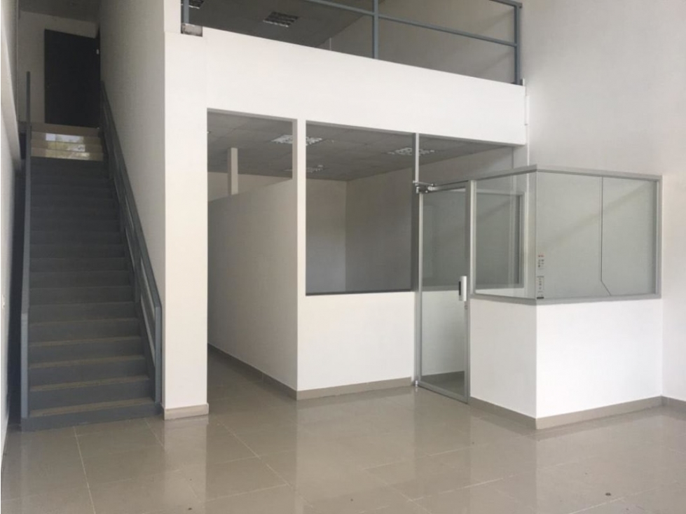 SE VENDE HERMOSO LOCAL EN PLAZA MILLA 8 DE DOS PISOS 126m2 — foto 6
