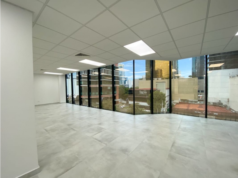 SE ALQUILA OFICINA 140Mts. EN OBARRIO JG