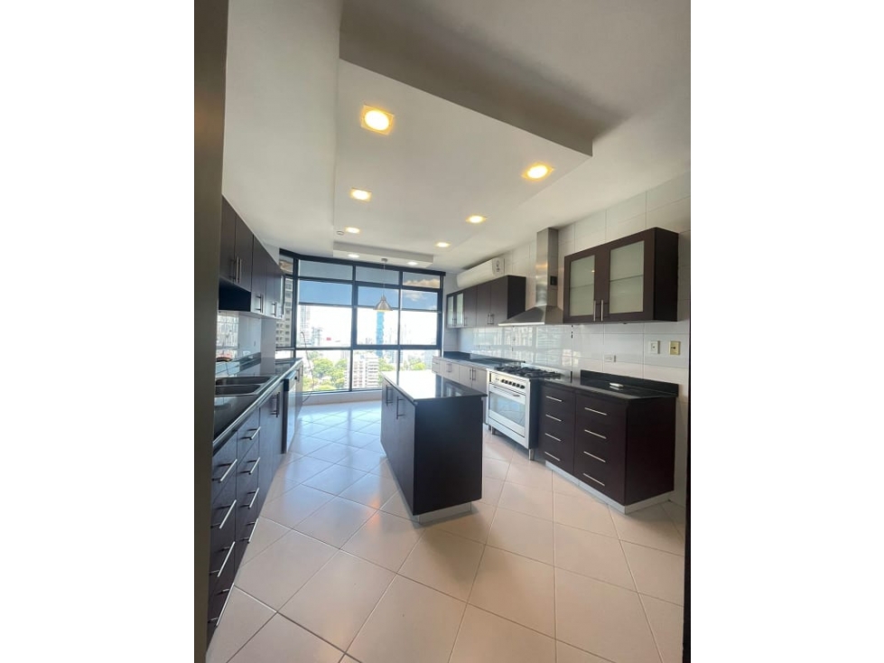 ALQUILER DE HERMOSO APARTAMENTO EN AVE. BALBOA $3,0000.00 — foto 4
