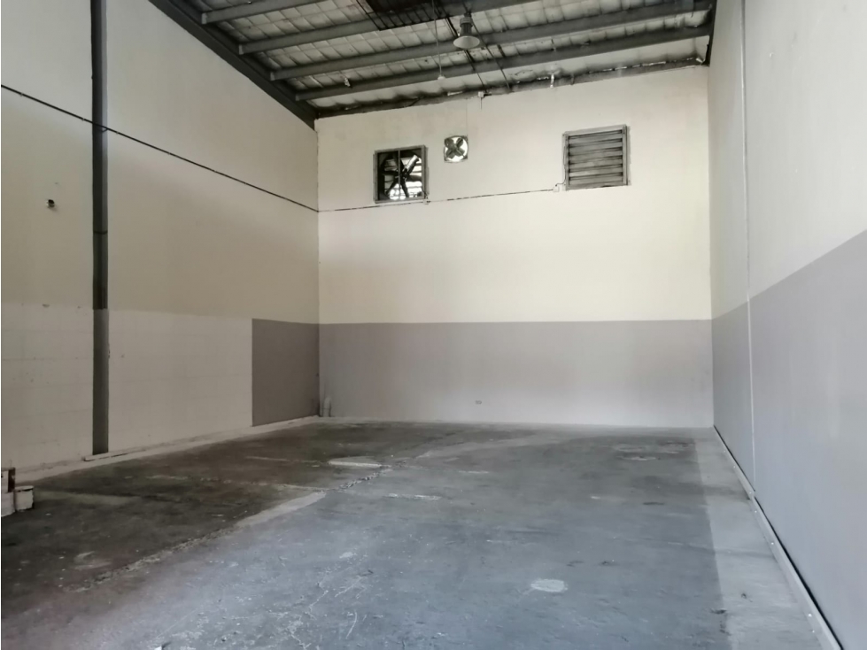 SE ALQUILA OFI BODEGA EN DON BOSCO >> VIA PRINCIPAL<<