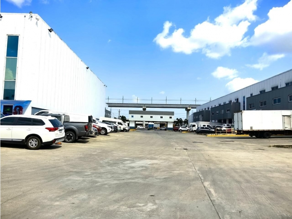 Amplia Bodega en Alquiler en Centro Industrial en Vía Tocumen 719 Mt2 - 6