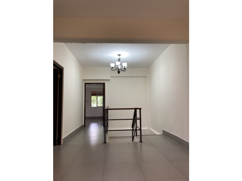 En venta casa de tres niveles en Clayton — foto 4