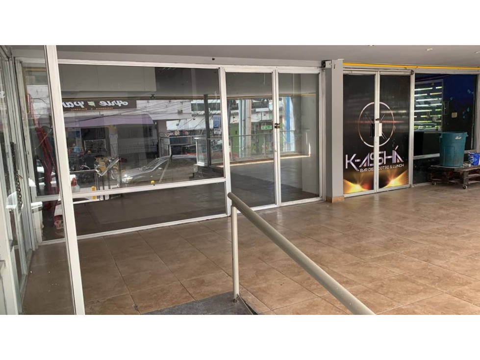 Se alquilan 3 locales comerciales en la misma plaza $1350 - 1