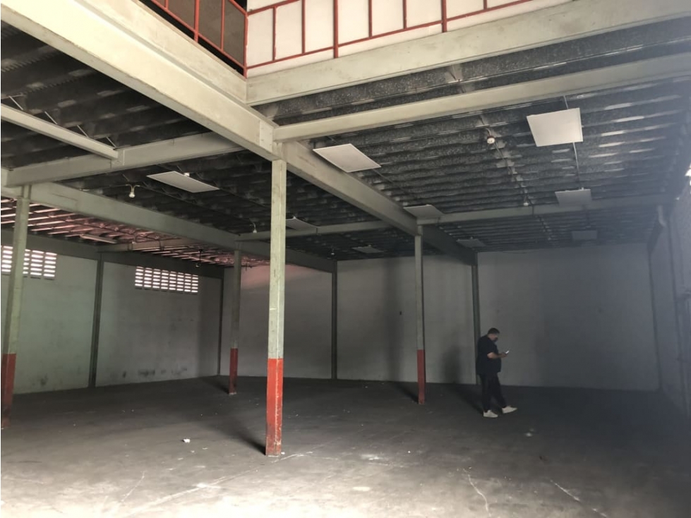 Se Alquila Galera Oficina Parque Lefevre 800 Mts $7.000.oo - 3