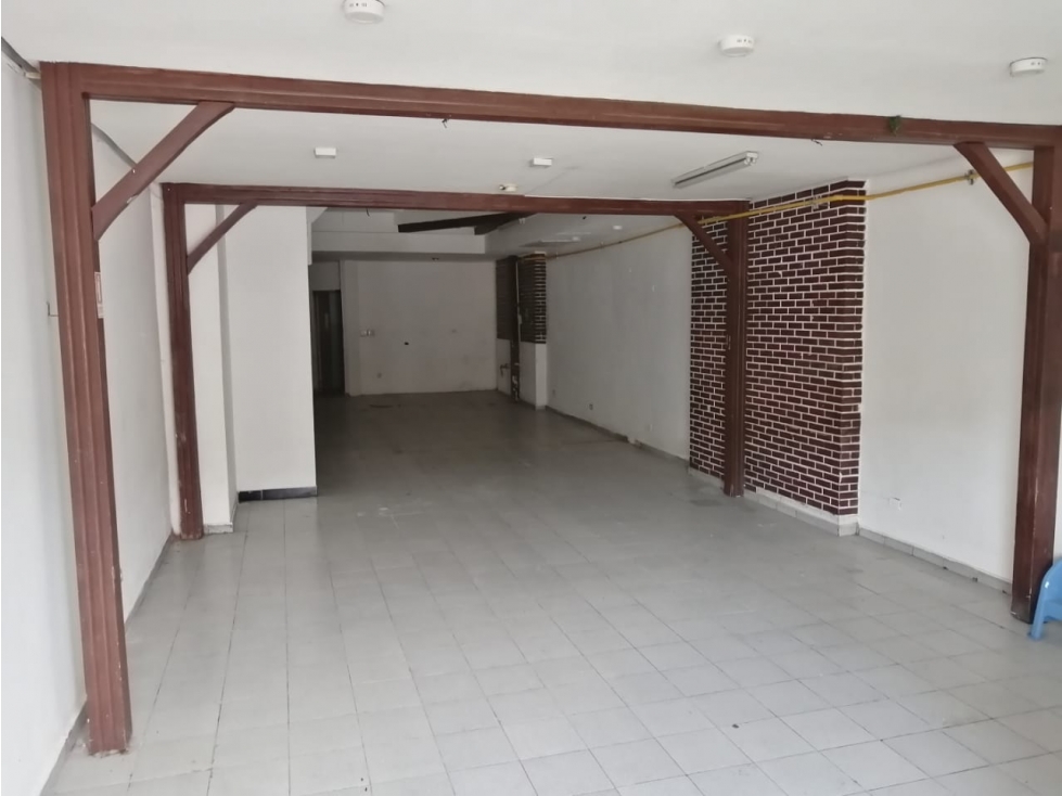 Local para Restaurante o cafetería en 12 de Octubre,vía principal.