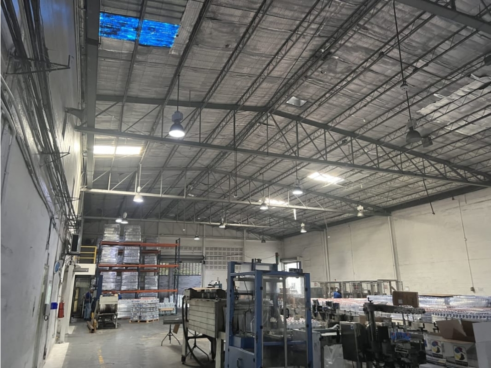 Alquilo Extraordinaria bodega en Milla 8 3500m2 - 5
