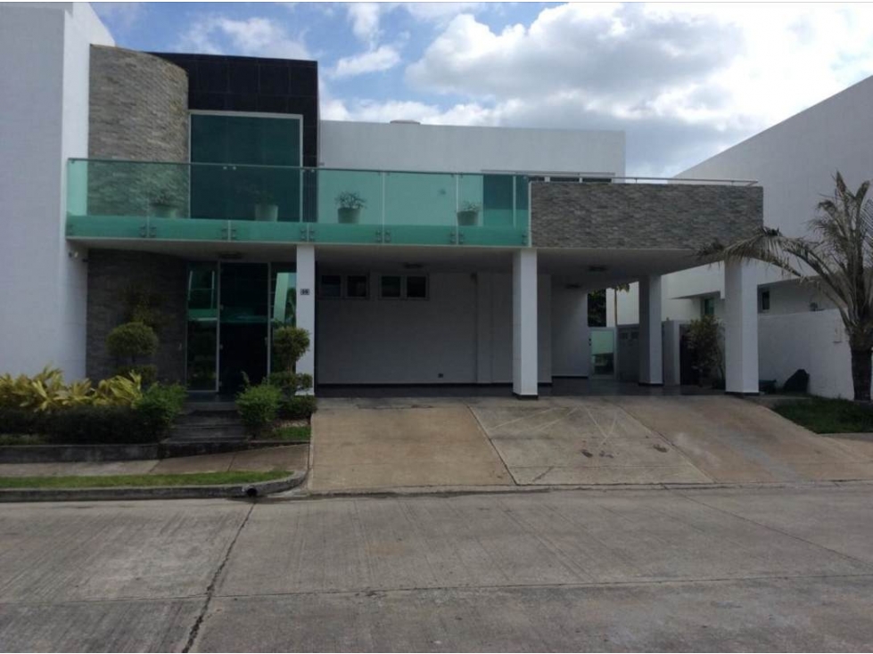 SE ALQUILA CASA EN COSTA SUR CON LINEA BLANCA