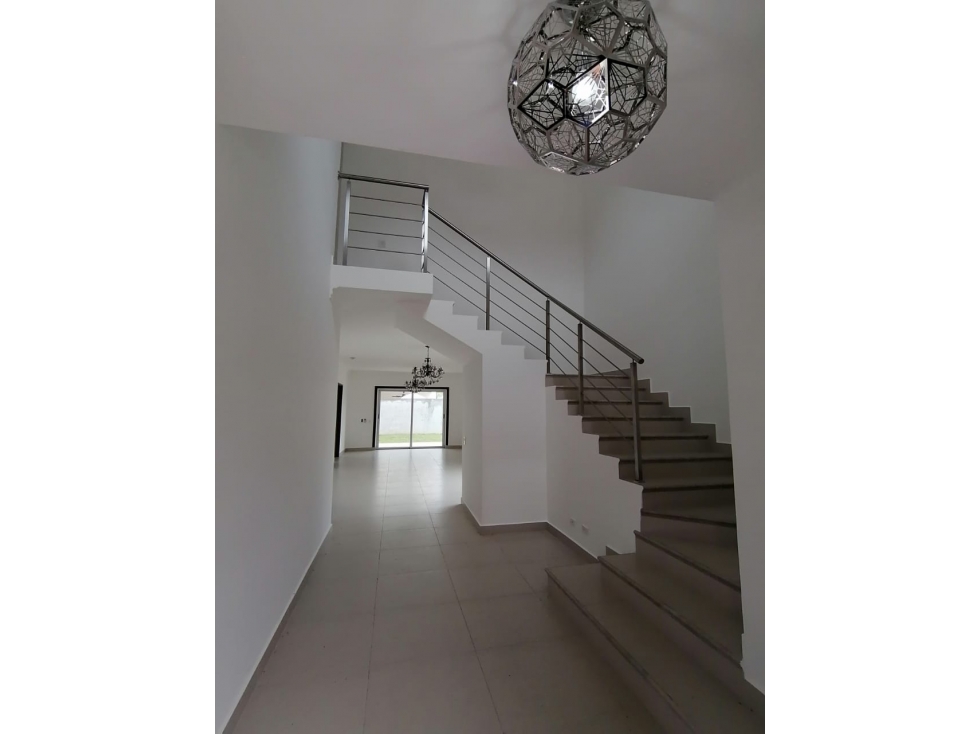 Se alquila o se vende casa en altos del parque 338 mts2 $3500 — foto 4