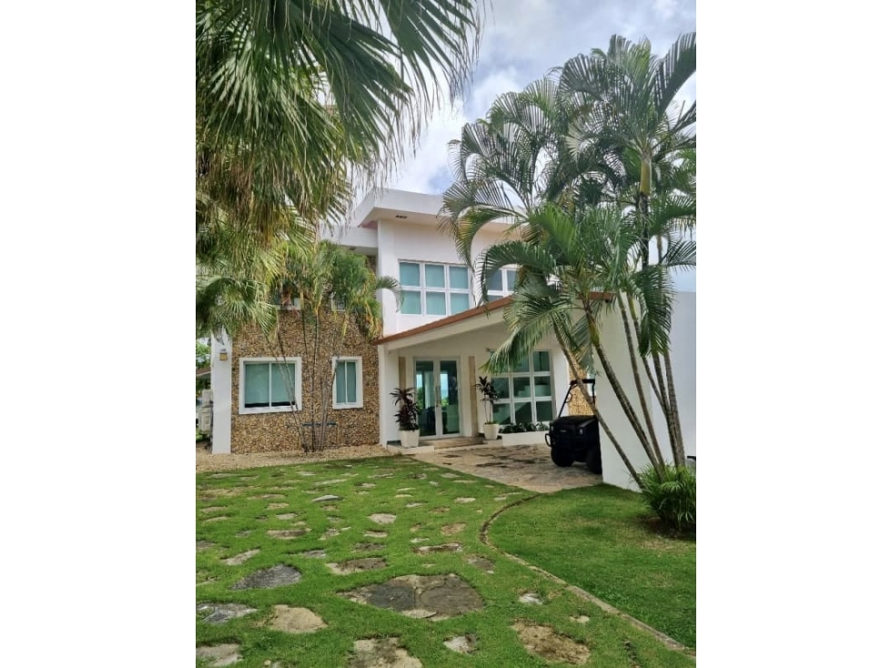 SE VENDE HERMOSA CASA MODERNA EN COSTA ESMERALDA $715,000