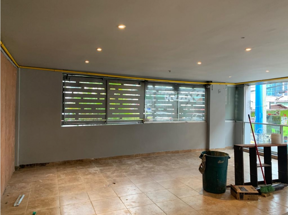 Se alquilan 3 locales comerciales en la misma plaza $1350 - 3