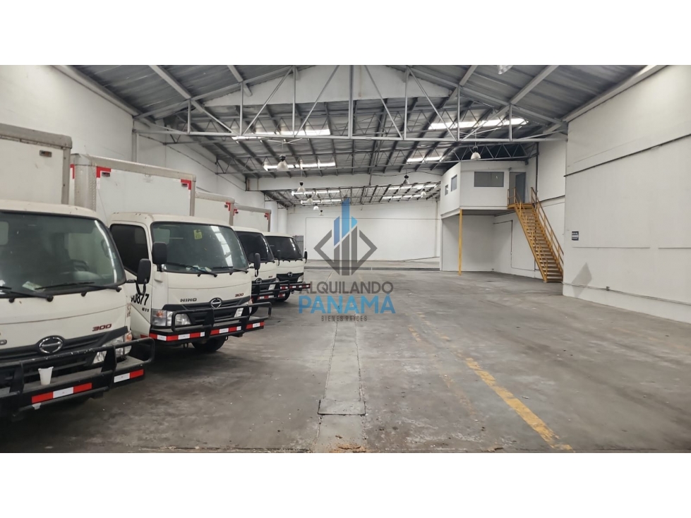 Bodega en Complejo Cerrado y Seguro >>1,228mt2