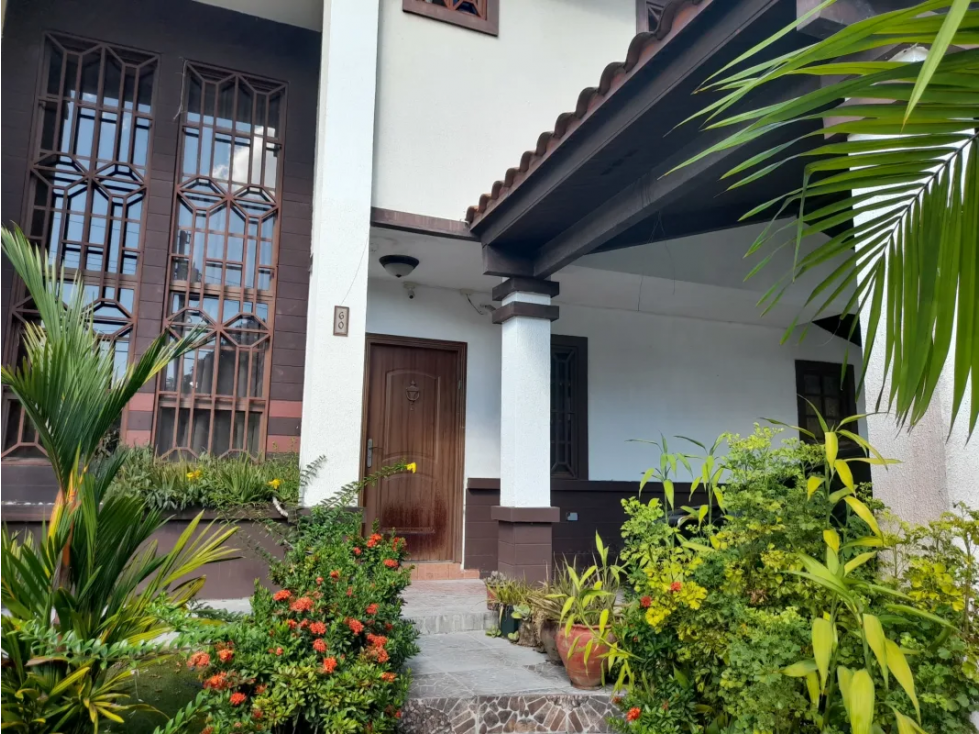 SE VENDE CASA EN LAS CUMBRES $200,000 AM