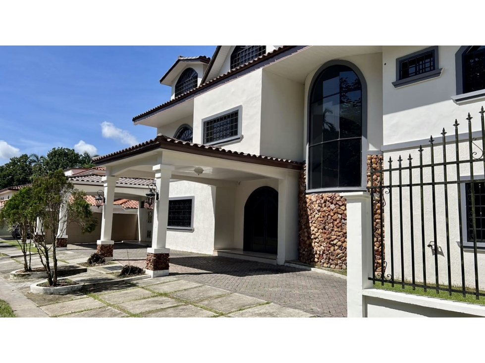 SE VENDE CASA EN LLANOS DE CURUNDU $699,000