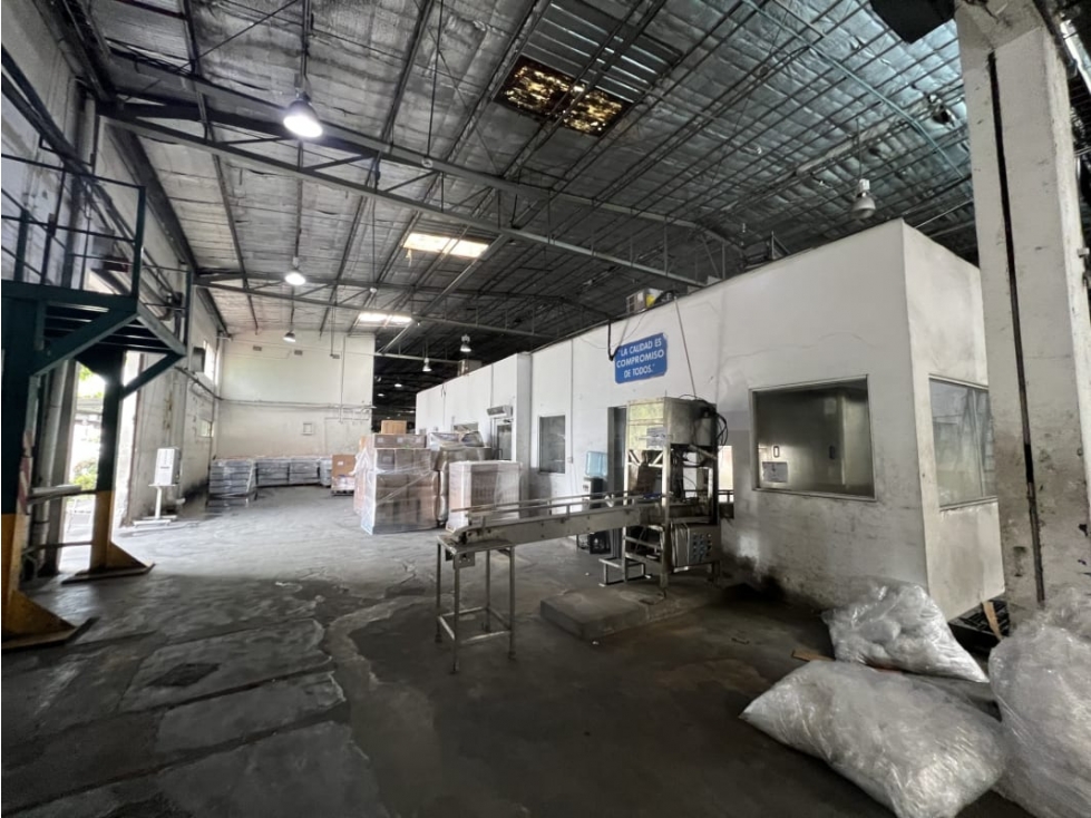 Alquilo Extraordinaria bodega en Milla 8 3500m2 - 3