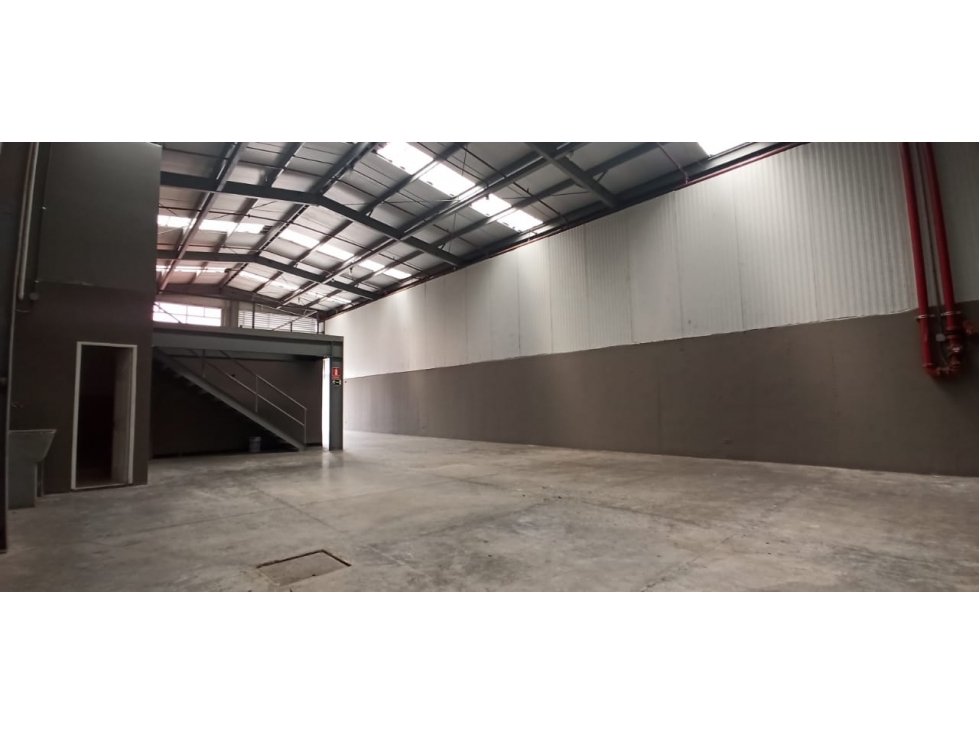 SE ALQUILA BODEGA EN AVE CINCUENTENARIO | LISTA PARA OCUPAR - 1