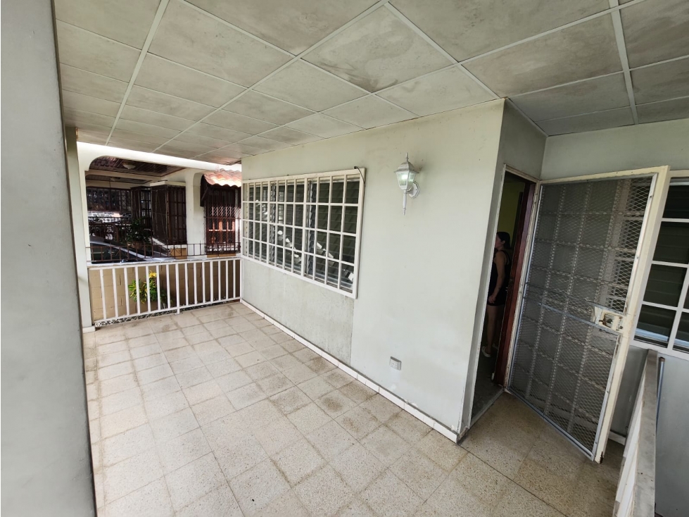 AMPLIA CASA EN VENTA CON PATIO EN ALTOS DE BETANIA — foto 2