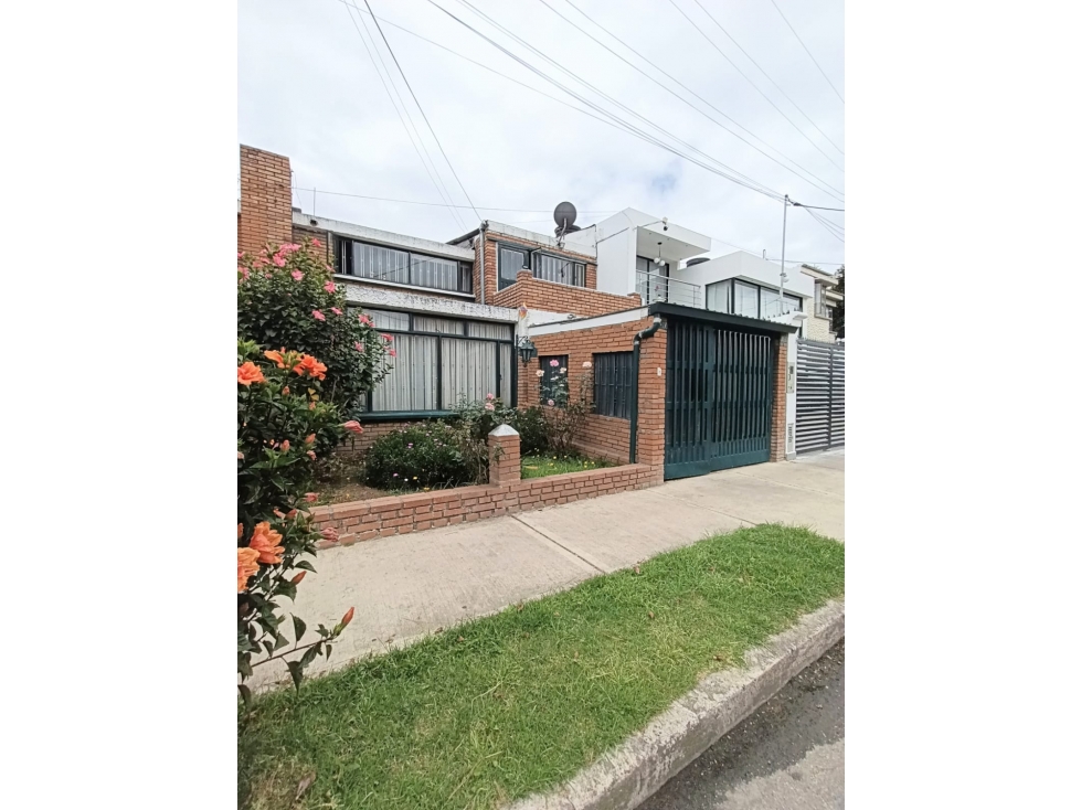 CASA EN VENTA EN MODELIA PARA REMODELAR
